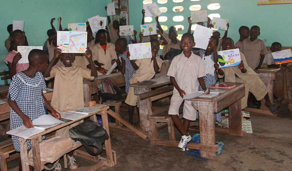 Hälften till den lilla skolan i Afrika som fröken Marjan stöttar,<br> den andra hälften till en ny lekhörna?