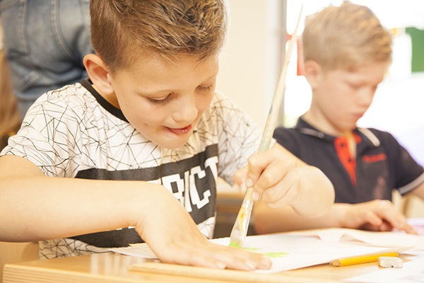 <b>Efter anmälan skickar vi gratis ritpapper.</b> Alla barn gör en teckning. Vi trycker gratis en 'Personlig Aktivitetsfolder' för varje barn. Där anges ert insamlingsmål, instruktioner för föräldrar och naturligtvis barnets teckning i stort format.
